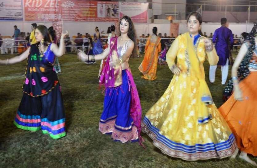 surat डांडियों की खनक पर थिरके कदम