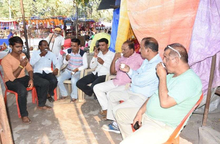 patrika चाय की चौपाल तक उठ रहे चुनावी मुद्दे