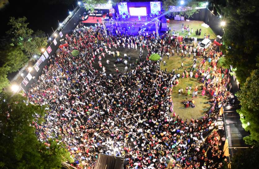 The great mass of people in the state's Dandiya प्रदेश के भव्यतम पत्रिका डांडिया में उमड़ा जन सैलाब