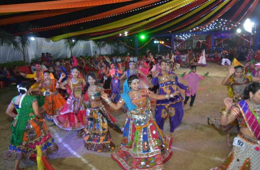 Waking up on the rhythm of Garba Tan Man Navratra dance डांडियों की खड़क, गरबे की ताल पर झूम उठा तन-मन