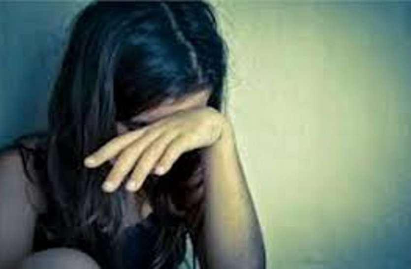 young man raped Married women विवाहिता को नशीली मिठाई खिलाकर किया बलात्कार, बनाई अश्लील वीडियो