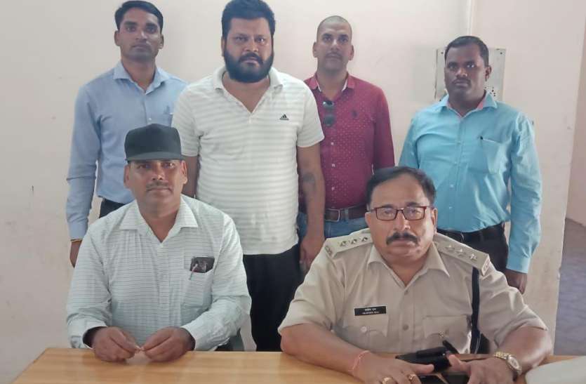 Fraud scam hit Hitendra caught in cheating case अपहरण व धोखाधड़ी के मामले में फरार बदमाश हितेन्द्र पकड़ा गया