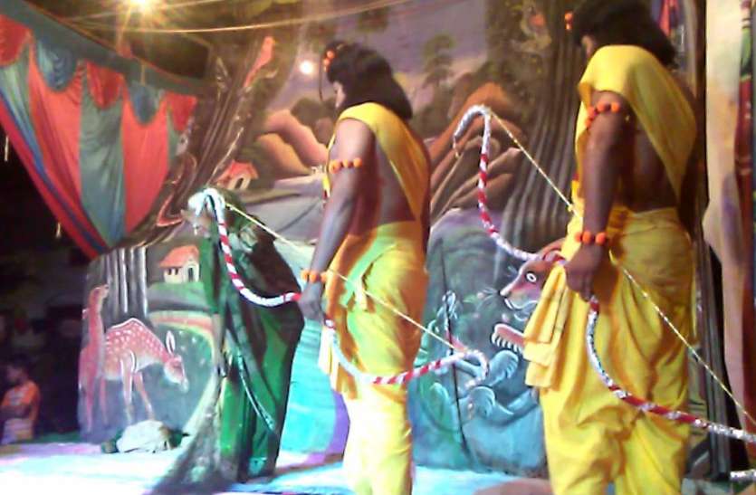 ramlila इस ऐतिहासिक रामलीला का मंचन देख श्रद्धा में लीन हुए दर्शक