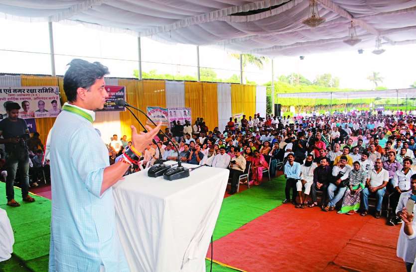 jyotiraditya scindia यूपी की गाडिय़ां बहुत आ रही हैं ग्वालियर में, सिंधिया ने कहा बाहरी लोग कर रहे हैं वोटोंं की खरीदी