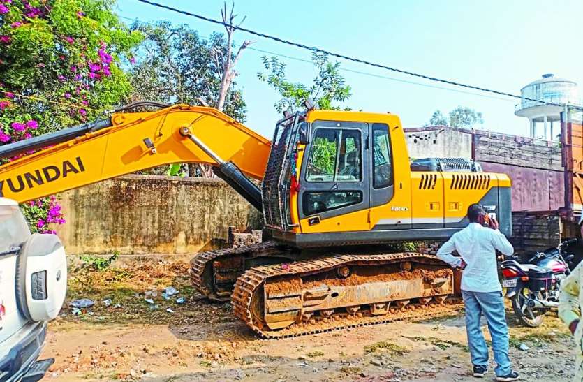 Police action: seizure of Poklean from Katauli sand mine पुलिस की बड़ी कार्रवाई: कटौली रेत खदान से पोकलेन जब्त