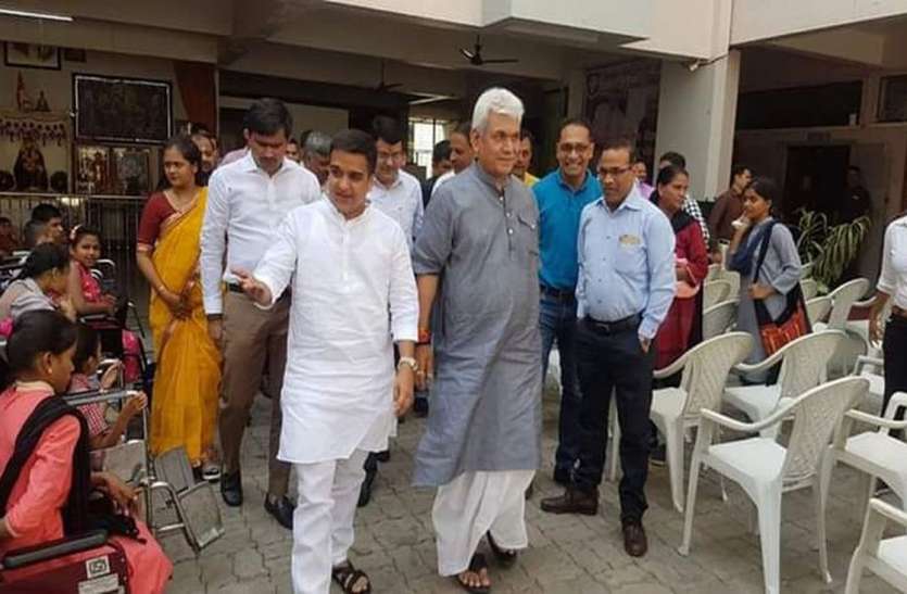 surat गाजीपुर के लोगों से मिलने पहुंचे रेल राज्यमंत्री सिन्हा