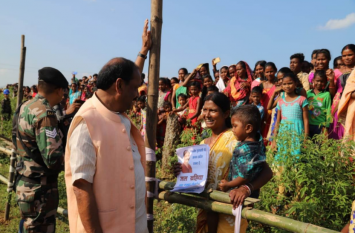 CM raghubardas announced to give home water electricity to everyone ग्राम चौपाल में बोले सीएम-सभी को मुहैय्या कराएंगे बिजली, पानी, सड़क व मकान