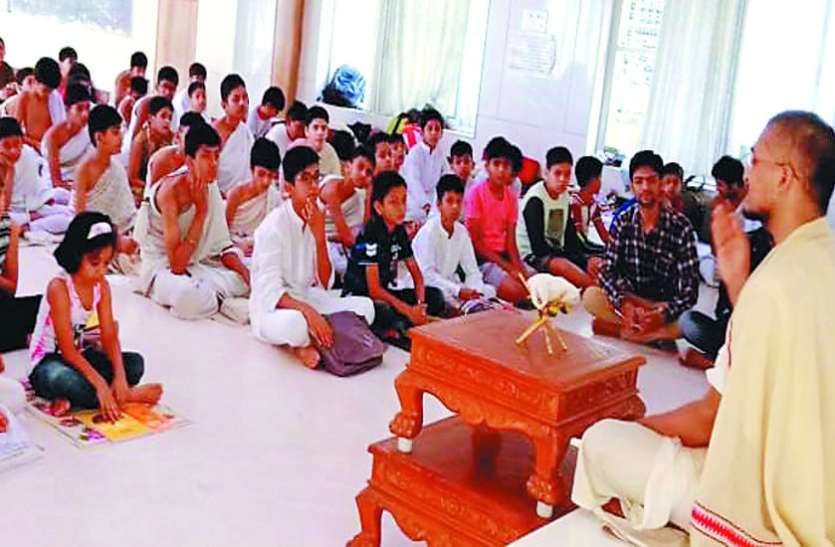 शिविर में तप, ध्यान सीख रहे बच्चे शिविर में तप, ध्यान सीख रहे बच्चे