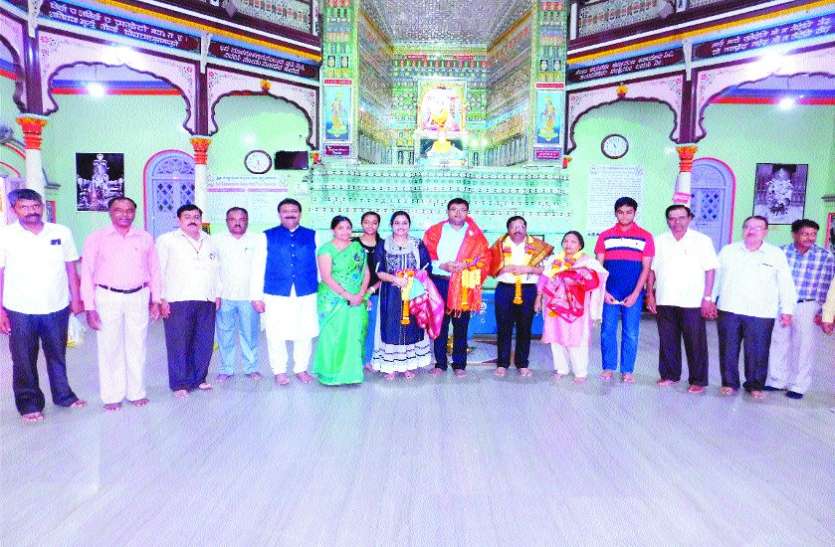 गौतम और जायसवाल ने किए सिध्दारूढ़ मंदिर में दर्शन गौतम और जायसवाल ने किए सिध्दारूढ़ मंदिर में दर्शन