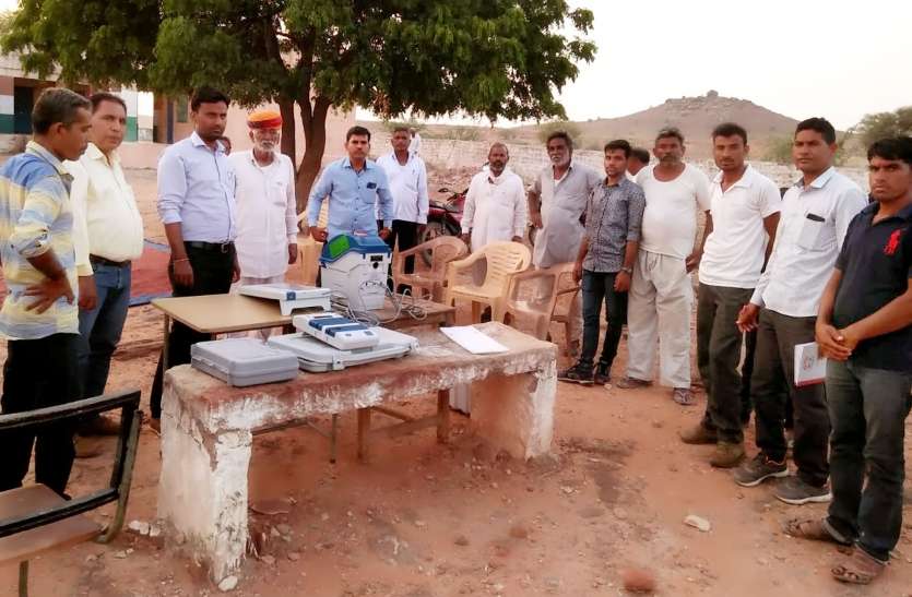 Voting process in bhoplagrth ग़्रामीणों ने दिया ईवीएम से वोट, समझी पूरी मतदान की प्रक्रिया
