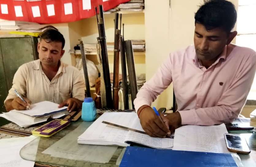 police thana हथियारों से भरने लगा थाना, पुलिस को करनी पड़ रही मशक्कत