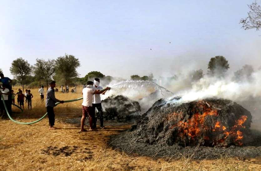 fire in crop आग से तबाह हो गई खेतों में खड़ी फसल, सारी कोशिश रह गई नाकाम