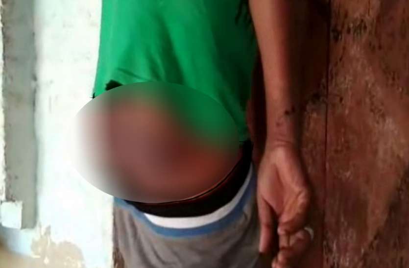Police Pitai यूपी पुलिस ने घर में घुसकर बेडरूम से मुस्लिम युवक को उठाया, रात भर थाने में दी थर्ड डिग्री, फिर रिश्वत लेकर छोड़ा