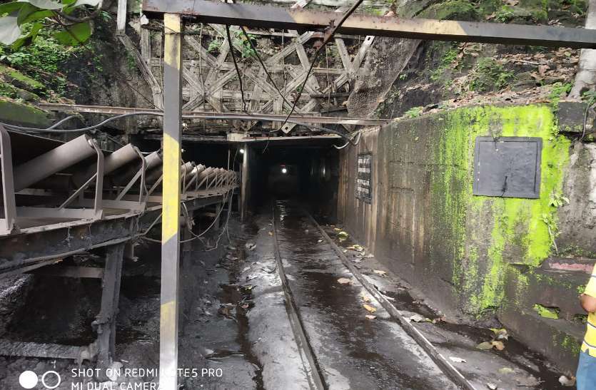 Fire in coal mine ये खबर सुनते ही आधी रात को खदान में पहुंचे एसईसीएल के जीएम, नाइट्रोजन गैस भरने की आशंका पर काम बंद