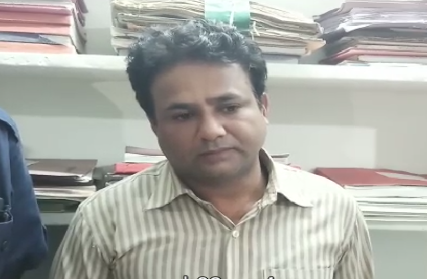ACB grabbed doctor in Banswara, taking bribe अस्पताल में गलत काम करते पकड़ा गया यह डॉक्टर...
