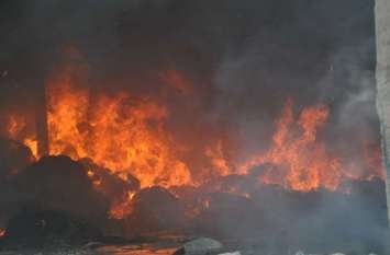 10 home caught fire in bettiah during dussehra mela दशहरा मेले में फिल्म का आनंद ले रहे थे लोग,तभी लगी भीषण आग,10 घर जलकर हुए खाक