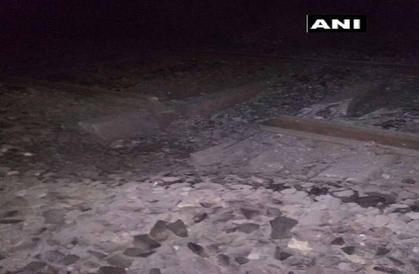 rail track झारखंड: धनबाद-गया रेलमार्ग पर नक्सलियों ने उड़ाई रेल पटरी, घंटों तक रेल सेवा बाधित