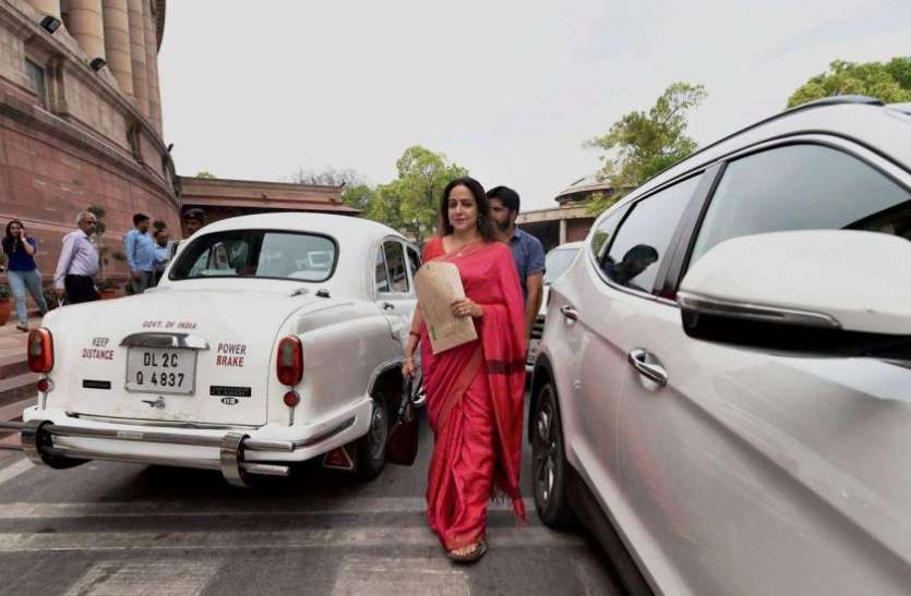 Hema Malini's Luxury Car Collection - कारों के मामले में धर्मेंद्र से भी  आगे हैं ड्रीम गर्ल हेमा मालिनी, इन महंगी कारों के बिना जमीन पर पांव तक नहीं  रखतीं ...