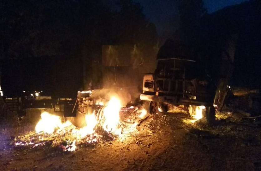 naxals Caught fire 9 truck झारखंड के लोहरदगा में लंबे समय के बाद नक्सलियों का आतंक, बॉक्साइड से लदे 9 ट्रकों को फूंका