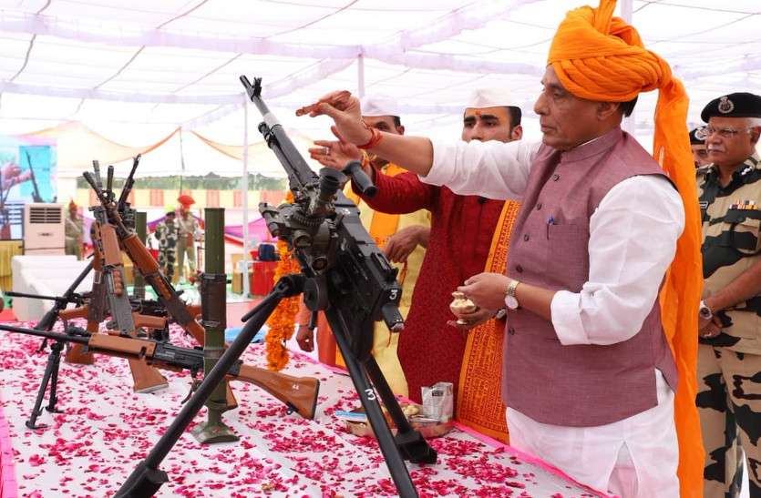 Rajnath Singh Performed 'Shastra Puja' On 'Vijayadashami' In Bikaner - बोले  राजनाथ, 'जब तक दुश्मन के शस्त्र शांत, तब तक हमारे शस्त्र भी रहेंगे शांत',  देखें तस्वीरें | Patrika News