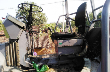 naxalites gave fire to a jcb and roller in Palamu नक्सलियों ने मचाया उत्पात, एक जेसीबी मशीन व रोलर को किया आग के हवाले