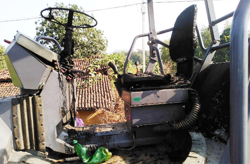 naxalite नक्सलियों ने मचाया उत्पात, एक जेसीबी मशीन व रोलर को किया आग के हवाले