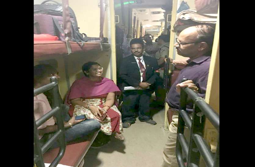 Chhattisgarh news रेल प्रबंधक ने यात्रियों से पूछा- ट्रेन में साफ-सफाई अच्छा है, जवाब मिला ये..