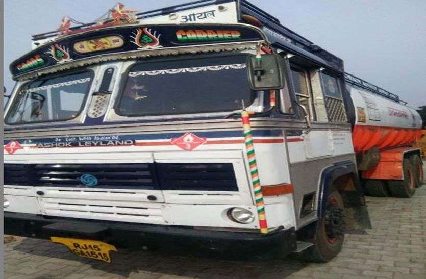road accident तेल से भरे टैंकर ने बाइक सवार को कुचला