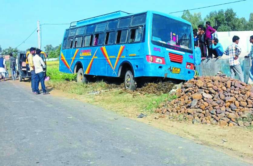 fasting-to-the-cattle-is-the-fast-speed-bus-killed-death मवेशियों को बांध रहे अधेड़ को तेज रफ्तार बस ने रौंदा, मौत