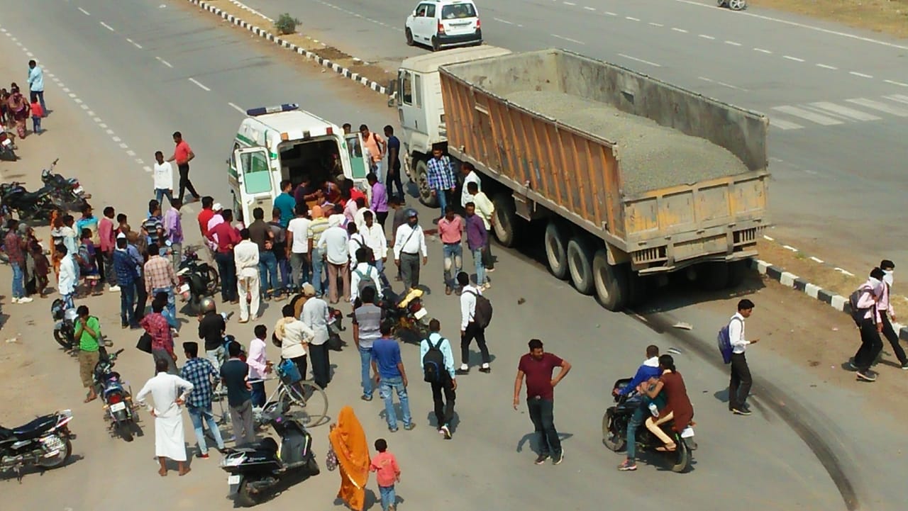 Road Accident, One Dead - ट्रक की चपेट में आई बाइक, एक की मौत, जानिए ...