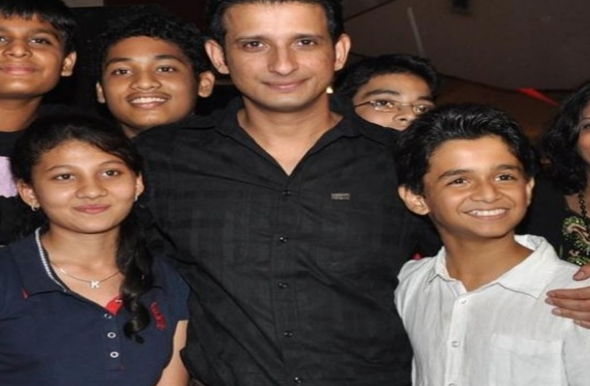 Shrman Joshi Daughter Weep After See Special Screening Of Kashi Movie ...