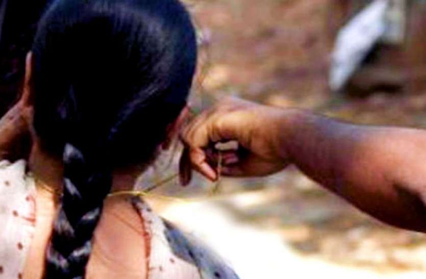 Chain snatching with woman in Rewa पूजा के फूल तोड़कर घर लौट रही थी महिला, तभी बाइकर्स ने मारा झपट्टा