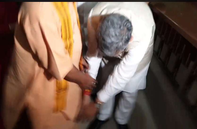 Chhattisgarh CM Raman Singh CM रमन ने नामांकन दाखिल करने से पहले योगी के पैर छू-कर लिया आशीर्वाद, फिर भरा फार्म