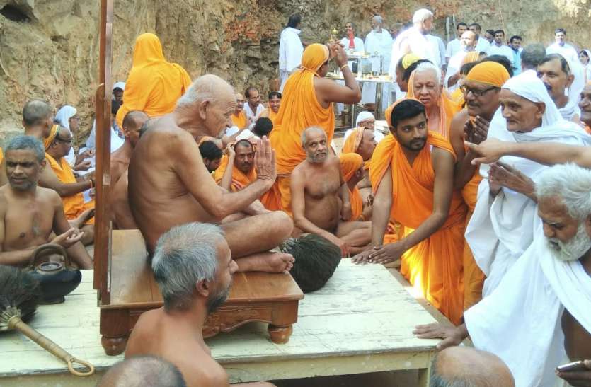Chhatarpur आचार्यश्री विद्यासागर ने खजुराहो से ससंघ किया विहार