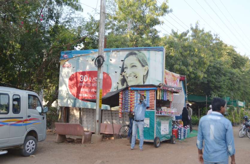 patrika - निगम से मिलीभगत कर चल रहा अवैध कारोबार का खेल