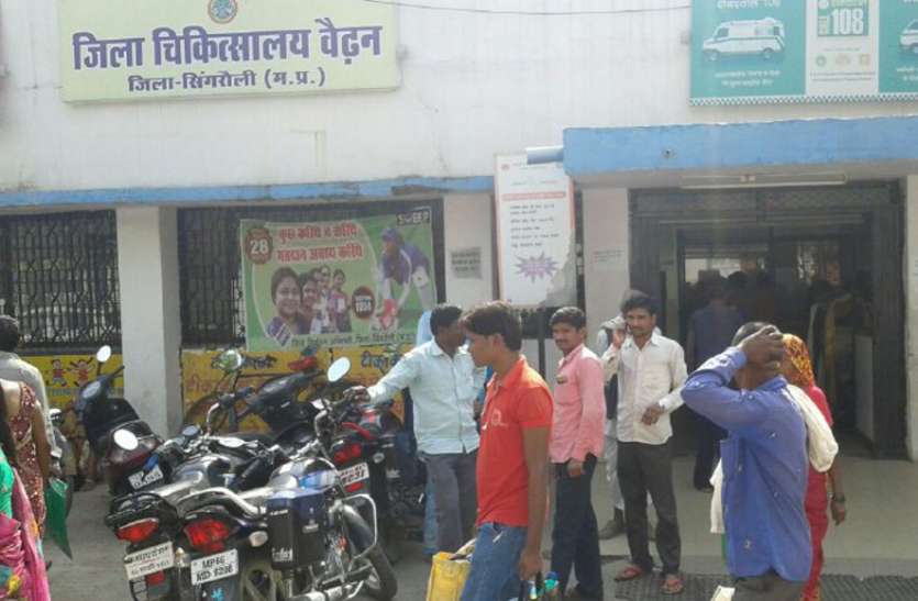 Father frustrat for daughter's Birth Certificate in District Hospital जिम्मेदारों की लापरवाही से लाडली के लिए लक्ष्मी पाने छूट रहा पसीना