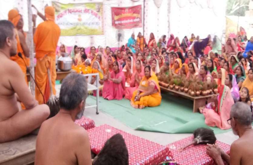 प्रवचन सभा में मौजूद लोग। जिनालयों में बही भक्ति की बयार
