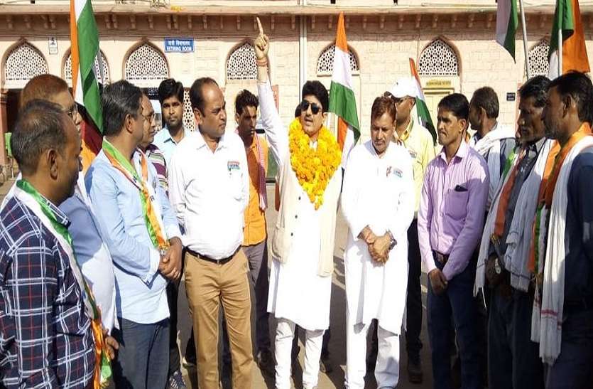 रेलकर्मियों के साथ अमित भटनागर। रेलकर्मियों की समस्याओं पर चर्चा