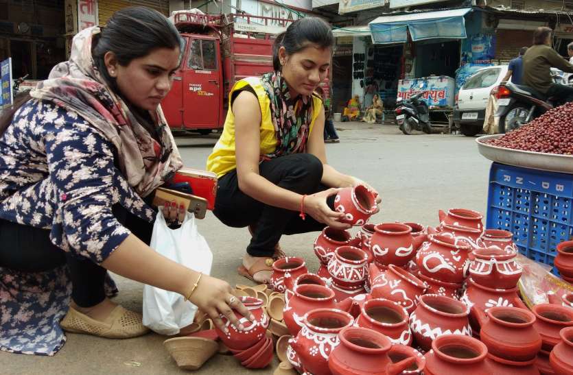 Karva Chauth Karva Chauth : ‘करवा चौथ’ दिन है स्पेशल तो गिफ्ट भी हो स्पेशल...महिलाओं ने की तैयारी