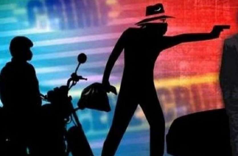 Robbers rob truck drivers, attack knife on conductor लुटेरों ने ट्रक चालकों को लूटा, कंडक्टर पर किए चाकू से हमला