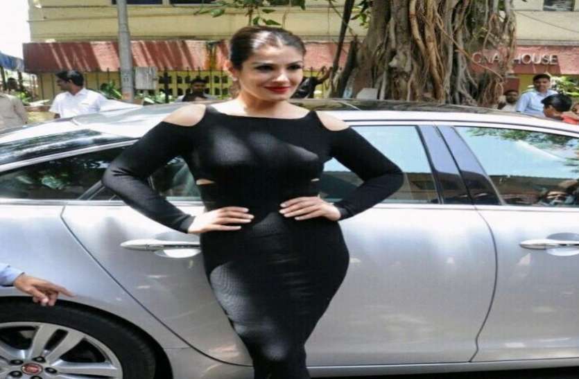 Raveena Tandon बेंटले और ऑडी जैसी लग्जरी कारों में चलती हैं रवीना टंडन