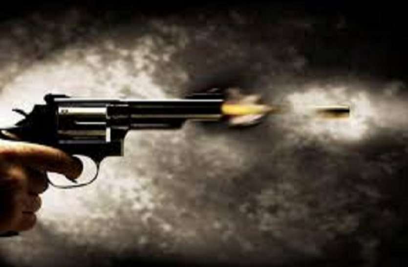 firing बंद रेलवे फाटक पहले पार करने को लेकर कहासुनी के बाद चली गोली, एक व्यक्ति घायल