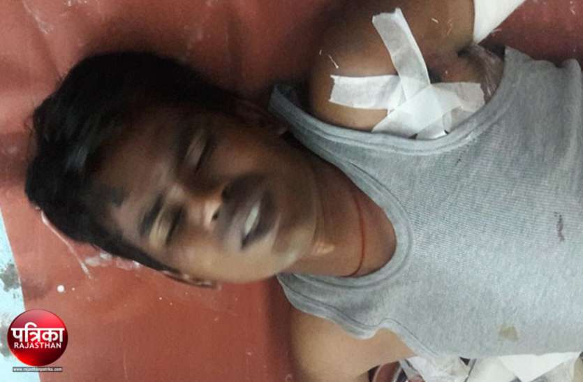 banswara बांसवाड़ा : जनसंपर्क कर लौट रहे व्याख्याता पर देर रात लठ और सरिये से हमला, लहूलुहान हालत में अस्पताल में भर्ती