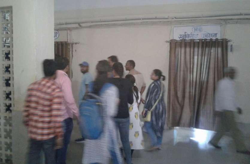 medical college mbbs student परीक्षा में ज्यादा दिन के गैप की मांग कर रहे थे छात्र, जानिए फिर क्या हुआ