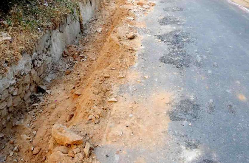 irrigation department damased the new road अभी बनी ही थी कि सिंचाई विभाग ने फिर से तोड़ डाली सडक़