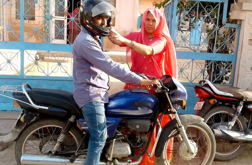 carwachauth gift पत्नी ने करवाचौथ पर पति को हेलमेट देकर की दीर्घायु होने की कामना