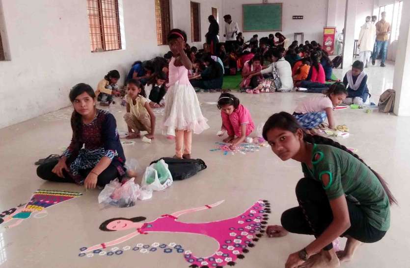 113 participants displayed talent in Rangoli and rosemary competition रंगोली और मेंहदी स्पर्धा में ११३ प्रतिभागियों ने दिखाई प्रतिभा