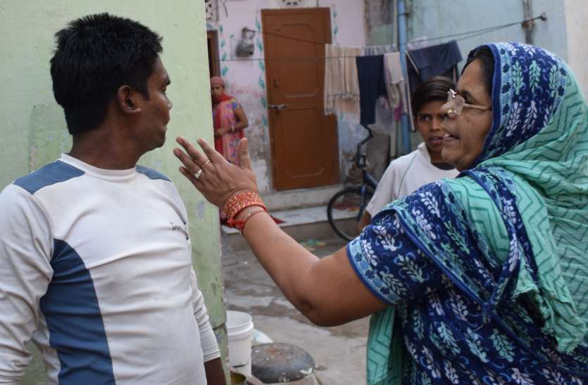 Alwar Women Beat Alcohol Contractor After Death Of Youth अलवर में यहां शराब पीने से हुई युवक की मौत, शराब बेचने आए ठेकेदार की महिलाओं ने कर दी जमकर धुनाई