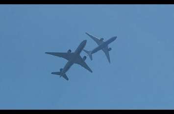 Two aircraft surviving in the sky आकाश में दो विमान टकराने से बचे