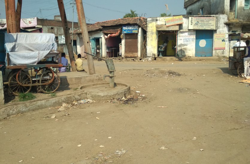 MP election 2018 news Chhindwara MP election news : कैसा आदर्श गांव, यहां न पीने को पानी है, न इलाज की बेहतर सुविधाएं